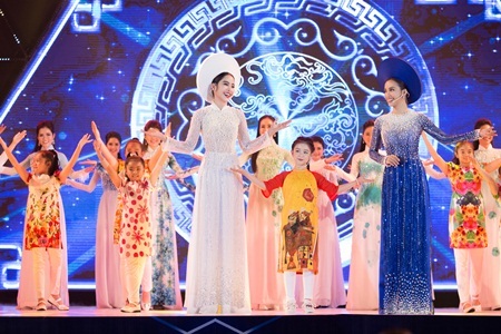 Nam Em duyên dáng với áo dài, khoe giọng ngọt ngào cùng Ái Phương