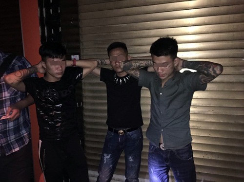 Bắt nhóm đối tượng 9x xăm “kín tay” mang theo vũ khí sát thương cao