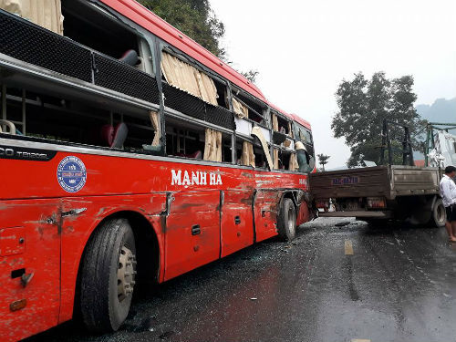 Xe tải chở kính đâm vào xe khách đi ngược chiều: 5 người bị thương