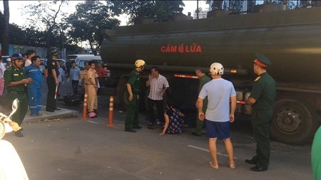 Xe bồn biển đỏ cán chết người giữa trung tâm Sài Gòn