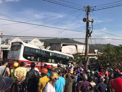 Xe khách lao vào nhà dân sau va chạm, 2 người tử vong