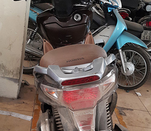 Vợ bóp cổ công an để chồng và người thân lấy xe máy bị tạm giữ