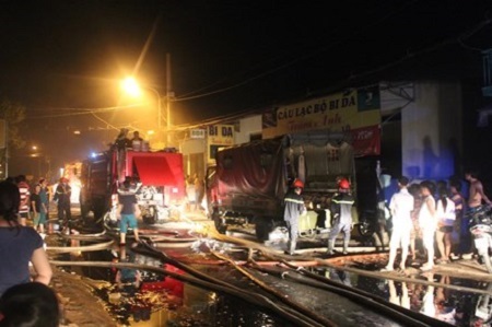 Gần trăm lính cứu hỏa căng mình dập lửa tại xưởng sản xuất bao bì ở Sài Gòn