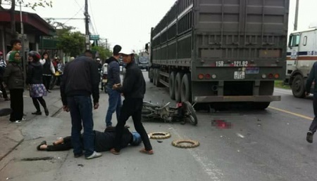 Va chạm ngã xuống đường, 2 người đi xe máy bị cán trọng thương