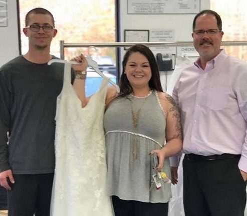 Cặp vợ chồng 'cầu cứu' dân mạng tìm lại chiếc váy cưới do nhầm lẫn khi từ thiện