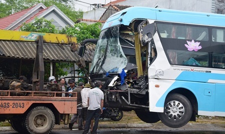 Xe khách húc đuôi container, hàng chục hành khách hoảng loạn