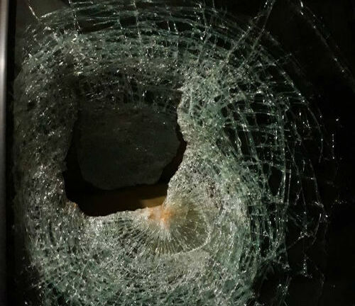 Đang lái ô tô chở con nhỏ đi trên đường cao tốc bị ném gạch vỡ kính