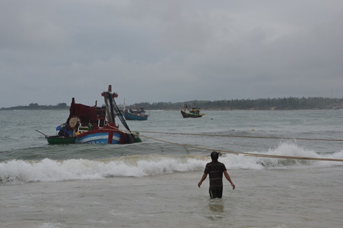 Sóng lớn đánh chìm tàu cá, 8 ngư dân may mắn thoát chết