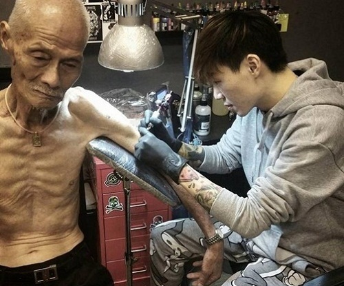 Câu chuyện phía sau hình ảnh cụ già 80 tuổi đi xăm mình