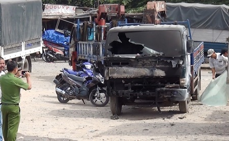 Chiếc xe tải đang đỗ bốc cháy dữ dội, lửa bén sang 3 nhà dân