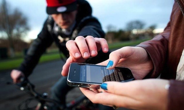 Nhờ nghe hộ điện thoại, nữ du khách bị cướp trắng trợn