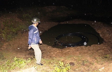 Trượt chân xuống hố công trình 