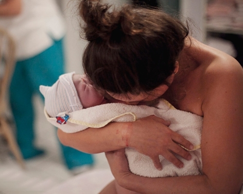 Nhận con của người ăn mày về nuôi và những tháng ngày giông bão sau hôn nhân