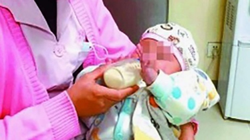 Cha mẹ cãi nhau bỏ rơi con 6 tháng tuổi bên đường