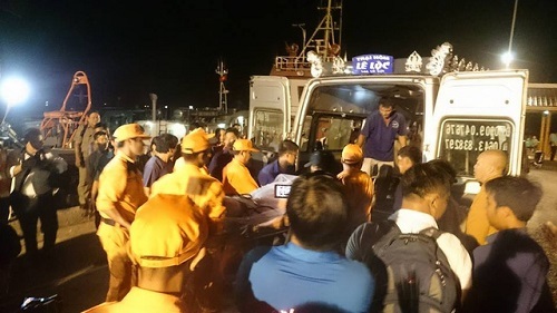 Vụ 9 người mất tích: Đưa thi thể thuyền viên đầu tiên vào bờ