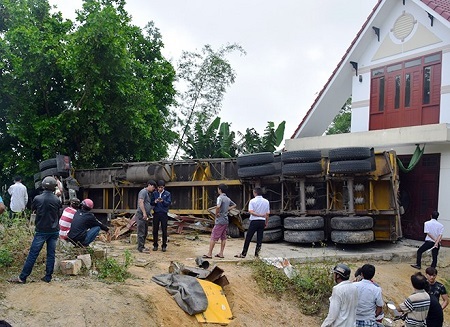 Xe containe lao vào nhà dân, 2 tài xế mắc kẹt trong cabin