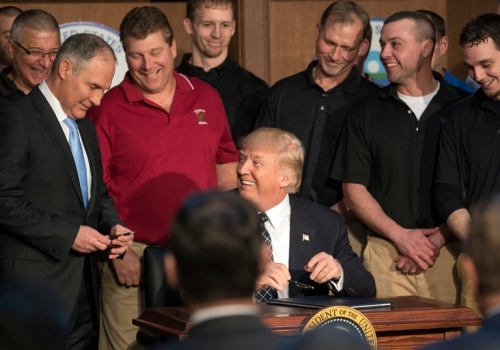 Vì sao TT Trump đi ngược dòng cả thế giới về chống biến đổi khí hậu?