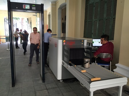 Phải đi qua cổng từ, máy soi khi vào trụ sở UBND TP. Hồ Chí Minh