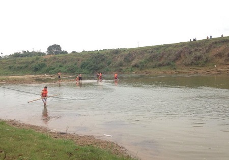 Cảnh sát uống nước mắm giữ ấm, lặn tìm thi thể học sinh mất tích trên sông