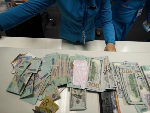 Nhân viên hàng không trao trả 500 triệu đồng cho hành khách bỏ quên