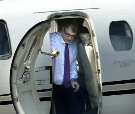 Thủ tướng Phần Lan tự lái máy bay đi công du để tiết kiệm ngân sách