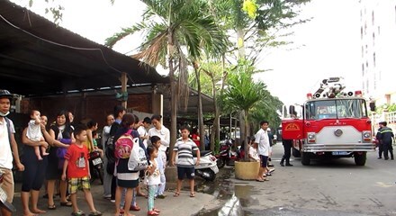 Chung cư bốc cháy lúc rạng sáng, hàng trăm người hốt hoảng tháo chạy