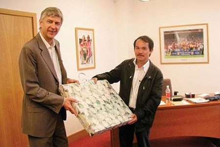 Bầu Đức đưa HLV Wenger về dẫn dắt ĐTVN