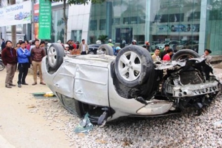 Thanh Hóa: Xe máy đâm trực diện ôtô, 3 người thương vong