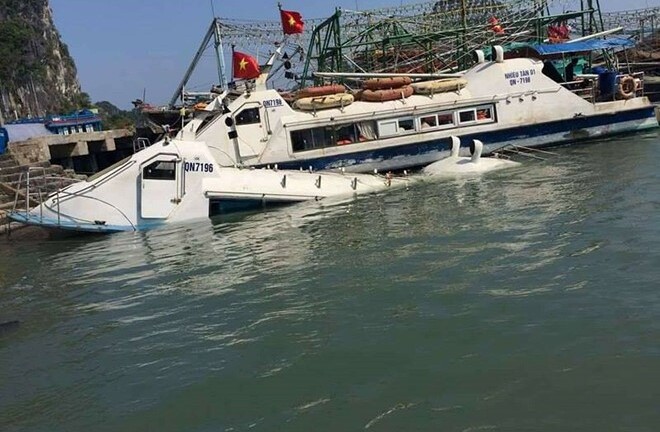 Quảng Ninh: Neo đậu bất cẩn, tàu chở công nhân bị đắm ở Vân Đồn
