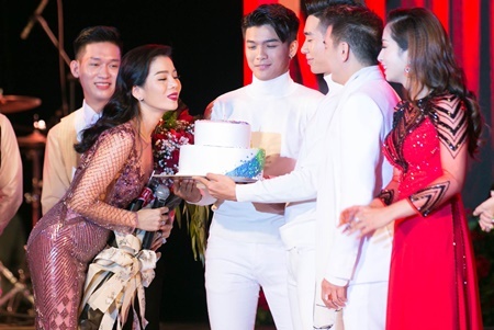 Đàm Vĩnh Hưng tổ chức sinh nhật sớm cho Lệ Quyên trong đêm nhạc riêng