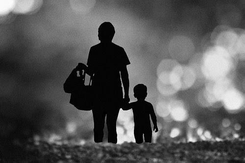 Con gái quyết định làm mẹ đơn thân, tôi phải làm sao?