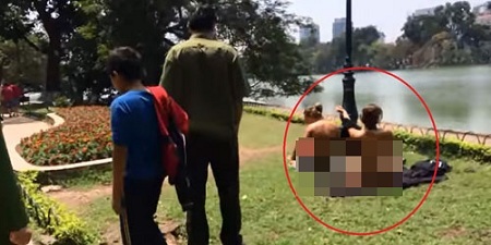 2 nữ du khách nước ngoài mặc bikini 