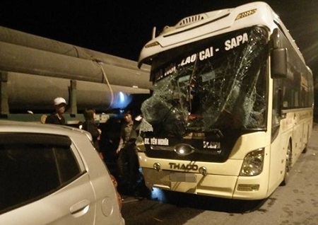 Xe khách húc đuôi xe đầu kéo, 6 người thương vong