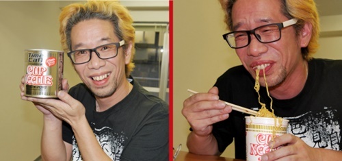 Chàng trai 'siêu lầy', quyết ăn bằng được cốc mỳ ăn liền đã quá hạn 16 năm