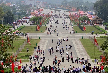 Chùm ảnh: Dòng người nườm nượp đổ về Đền Hùng