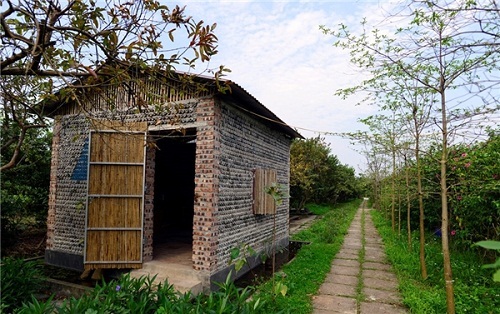 Độc đáo ngôi nhà 10m2 xây dựng từ 8800 vỏ chai nhựa