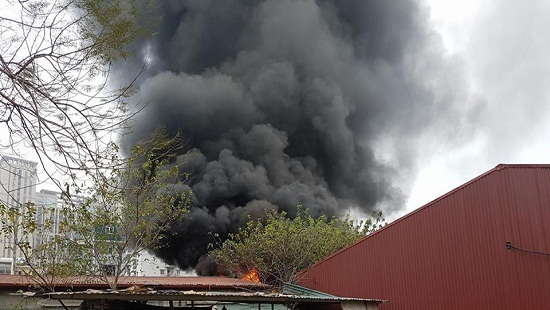 Hỏa hoạn thiêu rụi gara ô tô ở quận Cầu Giấy