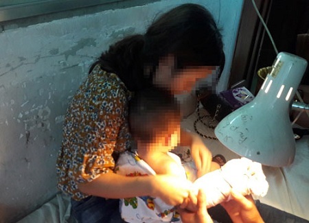 Người mẹ bất lực chứng kiến con bị thang cuốn sân bay Tân Sơn Nhất kẹp đứt tay