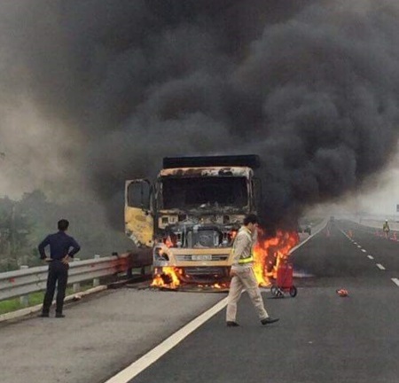 Đang lưu thông, xe tải bốc cháy ngùn ngụt trên cao tốc Hà Nội – Hải Phòng