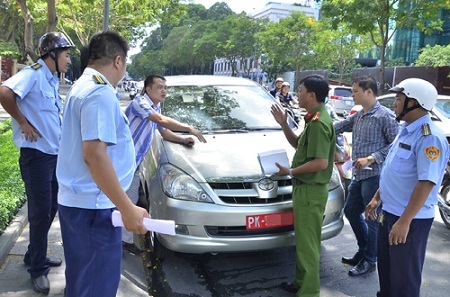 Phạt 2 xe biển đỏ đỗ ngay trước trụ sở UBND quận 1