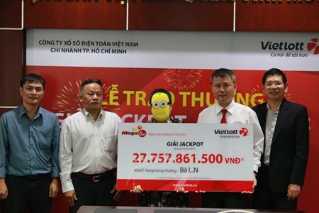 Nữ tiểu thương may mắn ở TP. Hồ Chí Minh nhận giải Vietlott 27,7 tỷ đồng