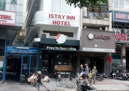 Người đàn ông ngoại quốc rơi từ tầng 5 khách sạn xuống đất