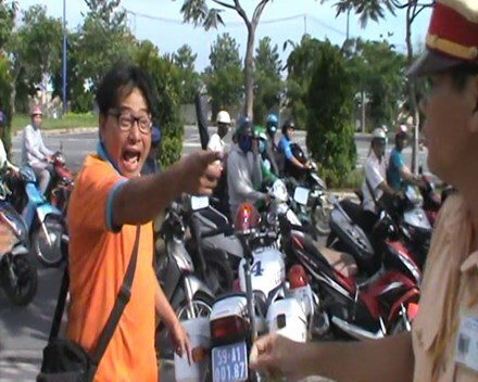 Tạm giữ đối tượng tấn công CSGT khi bị yêu cầu đo nồng độ cồn