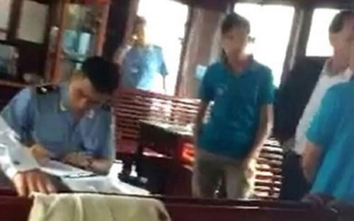 22 du khách bị tạm giữ ở vịnh Hạ Long vì thiếu 1 vé tham quan