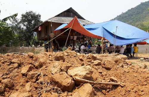 Bé trai tử vong vì bị máy xúc đè