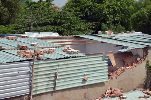 Dãy phòng trọ ở Sài Gòn bị đập phá ngang nhiên