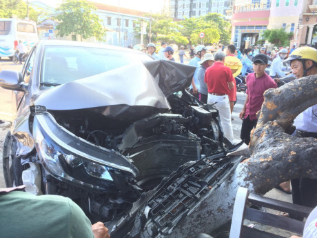 Ô tô 5 chỗ nát đầu sau va chạm, hai cụ già may mắn thoát chết 