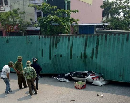 Xe container lật đè ôtô 7 chỗ bẹp dúm, ít nhất 2 người tử vong