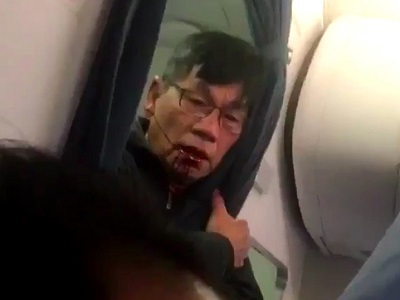Báo Trung Quốc chỉ trích hãng hàng không United Airlines 'kiêu căng, máu lạnh'