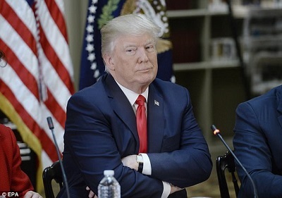 Tổng thống Trump ‘bất bình’ khi xem video người gốc Việt bị lôi khỏi máy bay